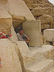De piramiden van Dahshur - de ingang van de rode piramide