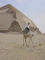De piramiden van Dahshur - de geknikte piramide met een agent van de toeristenpolitie