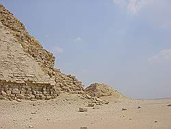 De piramiden van Dahshur - kleine piramide naast de geknikte piramide