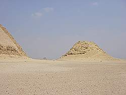 De piramiden van Dahshur - kleine piramide naast de geknikte piramide; in de verte de zwarte piramide