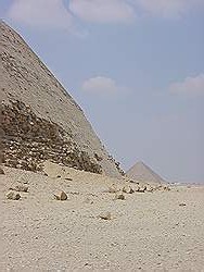 De piramiden van Dahshur - de geknikte piramide met de rode piramide op de achtergrond