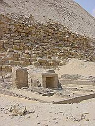 De piramiden van Dahshur - tempel naast de geknikte piramide