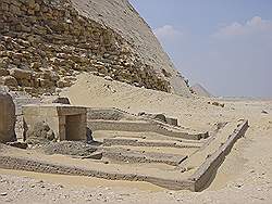 De piramiden van Dahshur - tempel naast de geknikte piramide