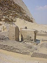 De piramiden van Dahshur - tempel naast de geknikte piramide