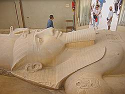 Memphis - het 10 meter hoge beeld van Ramesses II
