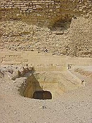 Saqqara - een ingang van de trappiramide