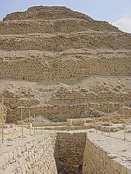 Saqqara - de hoofdingang van de trappiramide