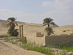 Saqqara -de tempel in de lager gelegen vallei, die hoort bij de piramide van Unas