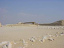 Saqqara - het 'plein'voor de trappiramide
