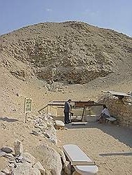 Saqqara - de ingang van de piramide van Titi
