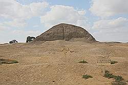 Hawara - piramide; oude begraafplaats van volgelingen van de farao ligt voor de piramide