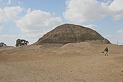Hawara - piramide; een van de bewakers loopt naar zijn plek