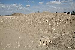 Hawara - labyrinth; paleis met 1000 (=veel) kamers  ligt onder de aarde; de kop van een pilaar komt erboven uit