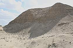 Hawara - door erosie en regen raakt de piramide langzaam beschadigd