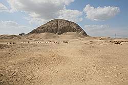 Hawara - piramide; oude begraafplaats van volgelingen van de farao ligt voor de piramide