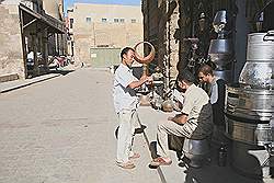 De souk (Khan el Khalilli) - de koffie wordt langs de winkels gebracht