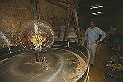 De souk (Khan el Khalilli) - machine voor het pletten van zaden