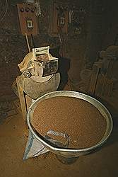 De souk (Khan el Khalilli) - het vermalen van kruiden tot poeder