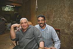 De souk (Khan el Khalilli) - de eigenaar van de kruidenwerkplaats sam en onze 'gids'