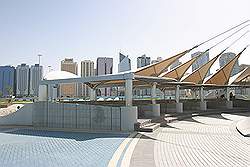 Abu Dhabi - tenten met zithoekjes op de Corniche