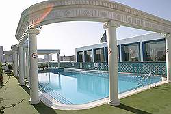Abu Dhabi - het hotel; het zwembad op het dak