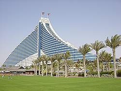 Jumeirah Beach hotel - hotel achterkant; grasveld bij het strand