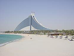 Jumeirah Beach hotel - hotel achterkant; het strand