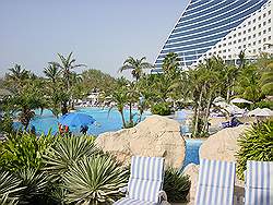 Jumeirah Beach hotel - hotel achterkant; een van de zwembaden