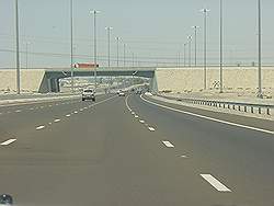 De snelweg tussen Abu Dhabi en Dubai