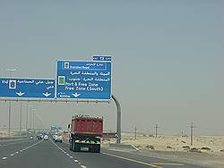 De snelweg tussen Abu Dhabi en Dubai