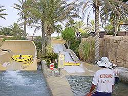 Wild Wadi - waterbaan: aan rechterkant stroomt het water omhoog en links naar beneden