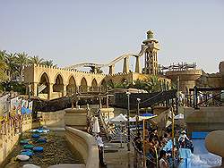 Wild Wadi (waterglijbaan op de achtergrond)