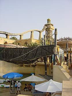 Wild Wadi (waterglijbaan op de achtergrond)