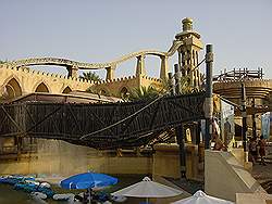 Wild Wadi (waterglijbaan op de achtergrond)