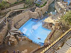 Wild Wadi - surfbaan (gezien vanaf de waterglijbaan)