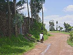 Addis Abeba - uitzicht vanaf berg; meisje met haar zusje