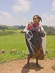 Addis Abeba - uitzicht vanaf berg; meisje met haar zusje