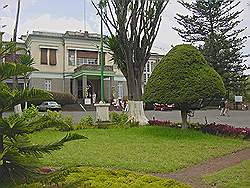 Addis Abeba - het museum; met mooie tuinen eromheen