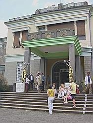 Addis Abeba - het museum; de ingang