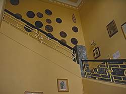 Addis Abeba - het museum; de trap naar de expositie