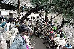 Lalibela - kerk uitgehouwen uit de rotsen; arbeiders