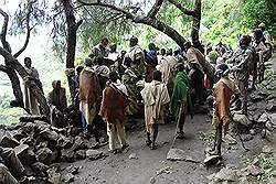 Lalibela - kerk uitgehouwen uit de rotsen; arbeiders