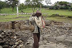 Lalibela - kerk uitgehouwen uit de rotsen; arbeider