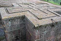 Lalibela - kerk, uitgehouwen uit de rotsen; het dak van de Church of St.George