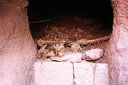 Lalibela - kerk, uitgehouwen uit de rotsen; de lijkenkamer van de Church of St.George