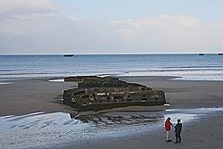 Normandië - Arromanches; de overblijfselen van de haven uit de tweede wereldoorlog zijn duidelijk te zien