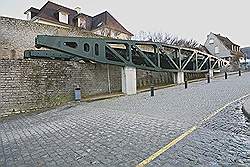 Normandië - Arromanches; verbindingsbrug van de haven uit de tweede wereldoorlog