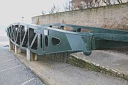 Normandië - Arromanches; verbindingsbrug van de haven uit de tweede wereldoorlog
