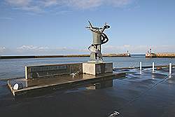 Normandië - Port en Bessin; monument voor de vissers