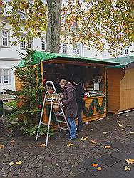 Koblenz - de kerstmarkt wordt opgebouwd